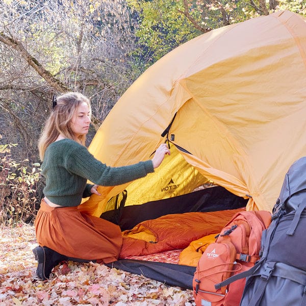 1 person setting up the tent.